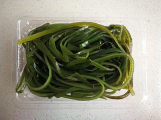 5、海带豆腐汤,海带丝买的现成的,冲洗沥掉水