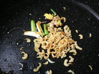 15、海带豆腐汤,放入海米煎出香味