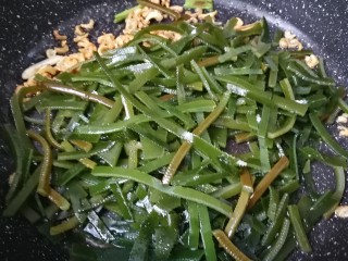 16、海带豆腐汤,放入海带