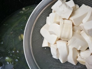 19、海带豆腐汤,放入豆腐烧开转小火