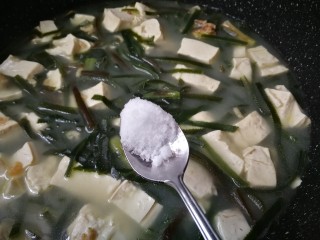 20、海带豆腐汤,放入一小勺盐烧五分钟
