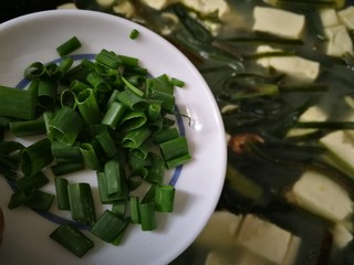 21、海带豆腐汤,撒入葱花出锅