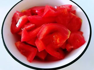 3、番茄鱼,西红柿切块，去不去皮看个人。