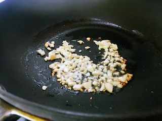 4、番茄鱼,锅中放入少量油大蒜煸炒出香味。
