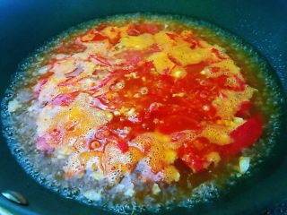 6、番茄鱼,加水。