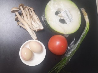 1、冬瓜鸡蛋汤,食材准备好