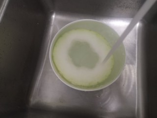 2、冬瓜鸡蛋汤,冬瓜去皮、去瓤心洗净