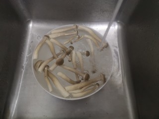 6、冬瓜鸡蛋汤,鹿茸菇清洗备用