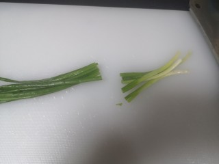 8、冬瓜鸡蛋汤,香葱洗好葱白前段切段