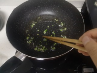 12、冬瓜鸡蛋汤,放入葱花白色部位炒出香味