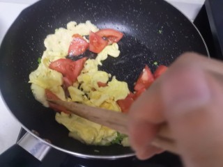 15、冬瓜鸡蛋汤,加入番茄稍炒几下