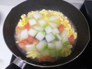 17、冬瓜鸡蛋汤,放入冬瓜片