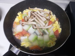 18、冬瓜鸡蛋汤,放入菇