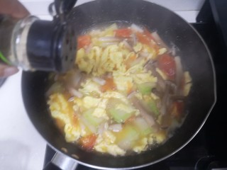 21、冬瓜鸡蛋汤,加少许胡椒粉继续煮