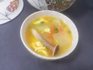 25、冬瓜鸡蛋汤,盛上一碗开动，品种丰富营养，汤鲜香又有番茄的果酸味，非常好喝又开胃