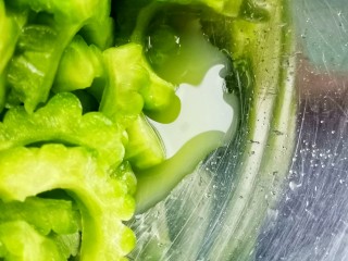 3、苦瓜炒蛋,倒出水分。