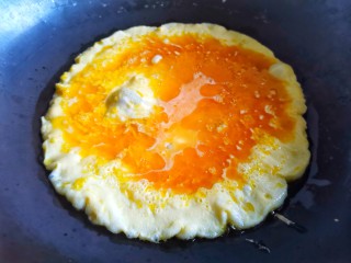 6、苦瓜炒蛋,锅里倒入食用油，随后倒入蛋液煎至凝固，不要炒太老，翻炒至8分熟即可捞出备用。