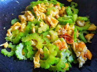 11、苦瓜炒蛋,炒匀出锅。