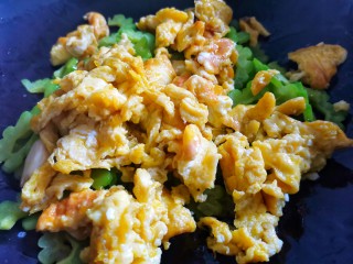 10、苦瓜炒蛋,翻炒。