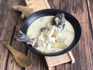 15、奶白鲫鱼豆腐汤,10分钟后，出锅前撒一把葱花点缀，就可以端上桌享用啦！如果家里有淡奶油，可以加1-2勺，会让口感更滑爽，汤色更奶白。