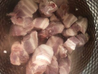 1、冬瓜猪骨汤,排骨剁块清水泡去血水。