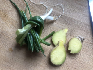 3、冬瓜猪骨汤,姜切片备用。