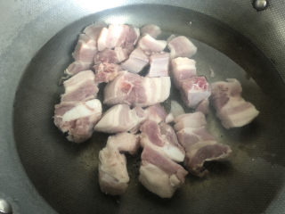 4、冬瓜猪骨汤,锅里放清水,放入排骨。