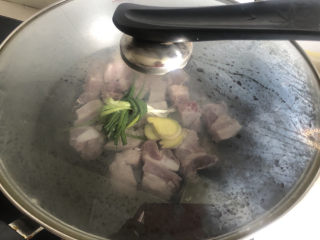 6、冬瓜猪骨汤,盖上锅盖大火煮开。