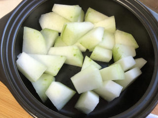 13、冬瓜猪骨汤,冬瓜去皮清洗干净,切块后放入砂锅。