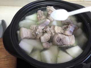 14、冬瓜猪骨汤,放上炖熟的排骨。煮开后转小火,加盐再煮五分钟左右即可关火。