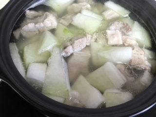 15、冬瓜猪骨汤,冬瓜煮烂即可关火。