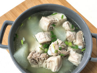 16、冬瓜猪骨汤,装盘撒葱花即可。