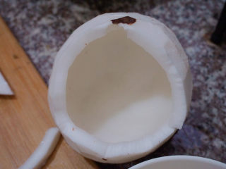 8、椰子炖鸡,椰子肉去皮