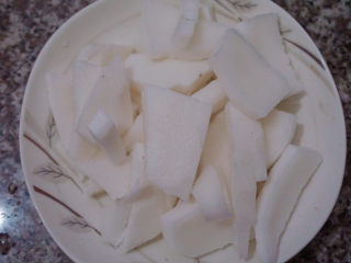 9、椰子炖鸡,将椰肉切成小块