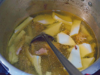 14、椰子炖鸡,这样一锅椰子炖鸡就好啦，是不是特别方便？（家里的老母鸡肉太肥了????）