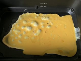 4、家常炒面,锅中放油烧热，倒入鸡蛋液