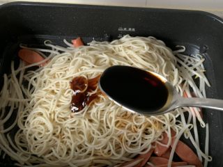 8、家常炒面,适量酱油、炒匀