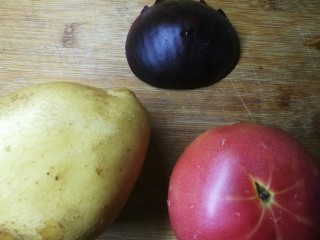 1、四季都宜的西红柿土豆浓汤,简单材料