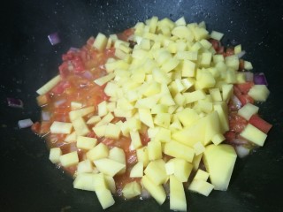 6、四季都宜的西红柿土豆浓汤,倒入土豆丁,多翻炒会