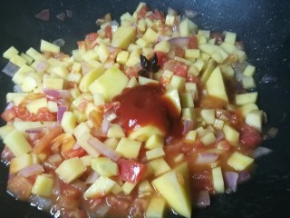 7、四季都宜的西红柿土豆浓汤,加入些番茄酱。可以不加,因为这次买的西红柿品相不佳略生,所以我才加番茄酱调味。