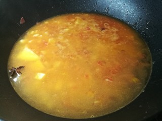 8、四季都宜的西红柿土豆浓汤,加入稍微多些水,因为我喜欢熬时间长些,把土豆中淀粉全熬出来,所以会加稍微多些水。