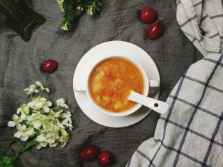 11、四季都宜的西红柿土豆浓汤,一碗省事简单,色泽红艳,略带微酸的西红柿浓汤就好了。你可以像我一样,直接用来当主食。也可以配米饭,面条,甚至于蘸面包(我也管这道汤叫中式罗宋汤)