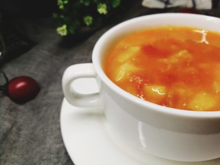 13、四季都宜的西红柿土豆浓汤,夏日用来开胃,冬日用来暖胃。一年四季,我都钟情于它。