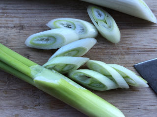 1、蘑菇炖豆腐,大葱洗净切段。