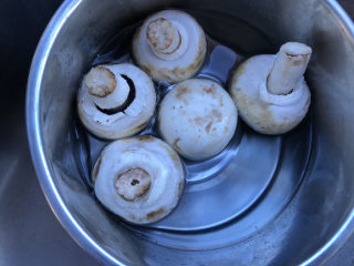 2、蘑菇炖豆腐,蘑菇浸泡清洗。