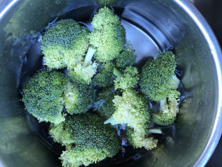 4、蘑菇炖豆腐,西兰花浸泡后洗干净撕成小朵。