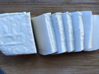 5、蘑菇炖豆腐,老豆腐切块，不要切太薄了。