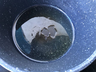 6、蘑菇炖豆腐,油锅倒入油烧热。