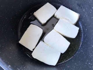 7、蘑菇炖豆腐,轻轻放入豆腐块。