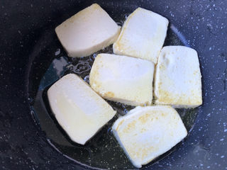 8、蘑菇炖豆腐,两面都煎制一下。
